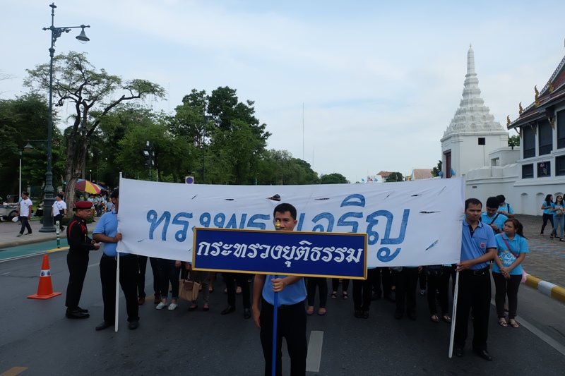 DSI ร่วมเดินเทิดพระเกียรติฯอัญเชิญเครื่องสักการะและจุดเทียนชัยถวายพระพรชัยมงคล