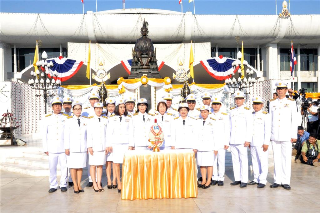 ผู้แทนกรมสอบสวนคดีพิเศษ นำพานพุ่มถวายบังคมพระบรมราชานุสาวรีย์ รัชกาลที่ ๗ เนื่องในวันรัฐธรรมนูญ ณ อาคารรัฐสภา