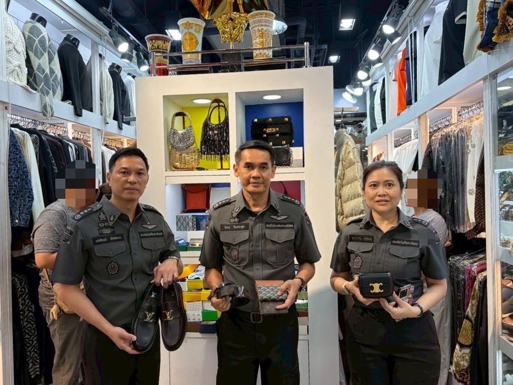 DSI สนธิกำลังตรวจค้นพื้นที่เก็บสินค้าละเมิดเครื่องหมายการค้า ห้างดังกลางกรุง ยึดของกลางมูลค่ากว่า 20 ล้านบาท