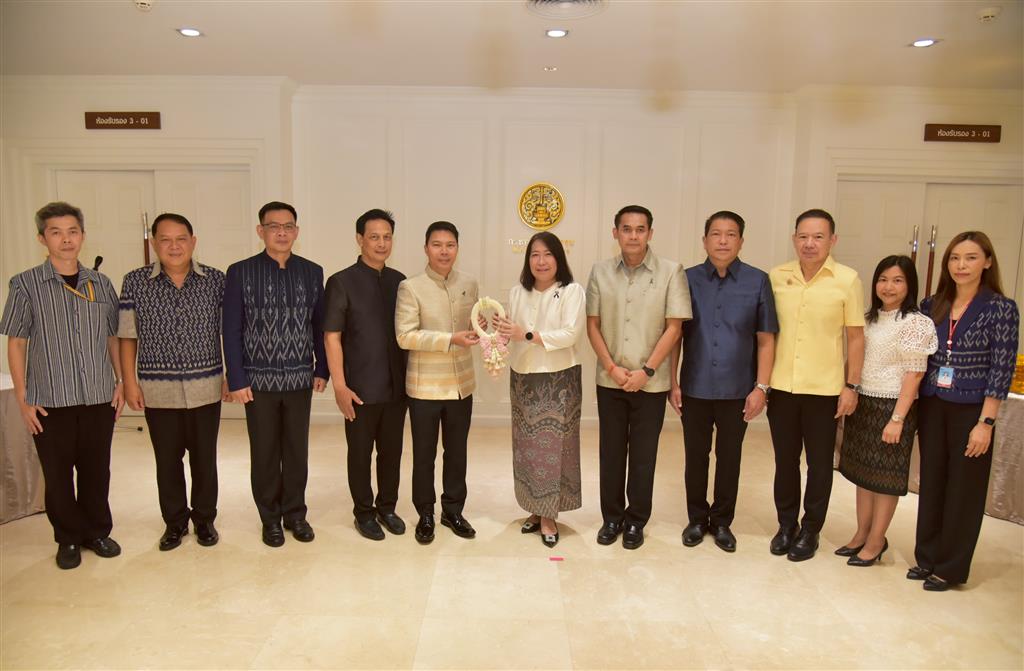 คณะผู้บริหารกรมสอบสวนคดีพิเศษ ร่วมพิธีสรงน้ำพระพุทธรูป และเข้าขอพรจากปลัดกระทรวงยุติธรรม เนื่องในโอกาสเทศกาลสงกรานต์ ประจำปี 2569