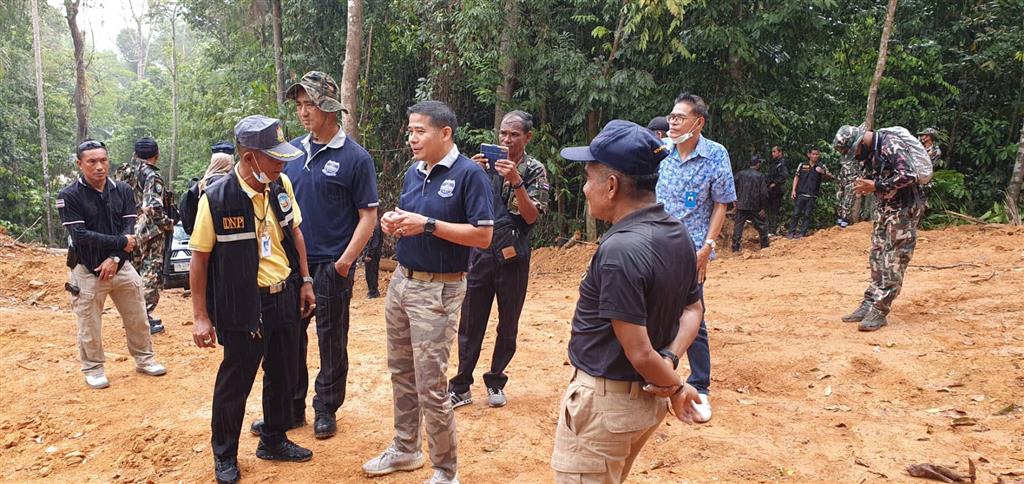 DSI’s Southern Border Province Operation Center teamed up with many agencies in Sri Sakorn areas to inspect the hilltop land with utilization certificates (N.S. 3K)