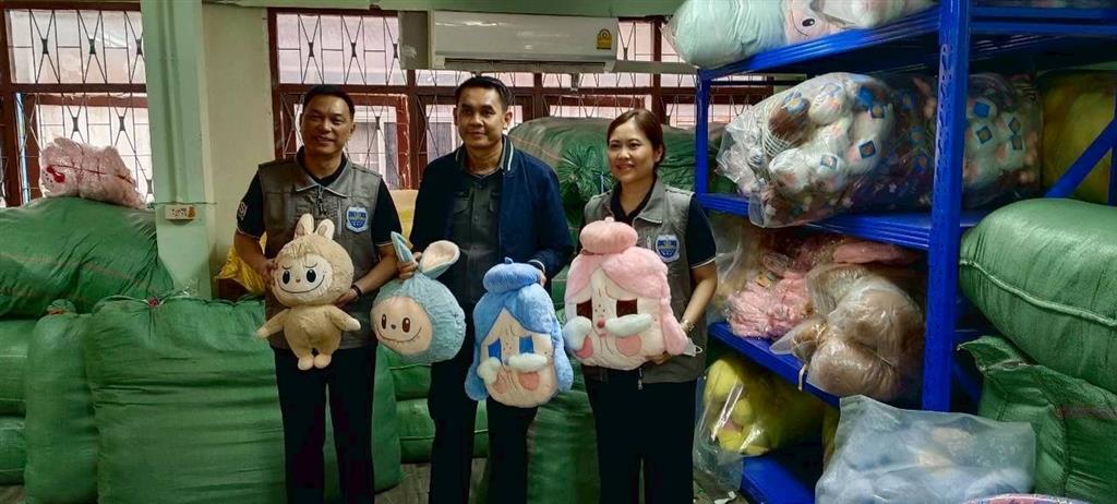 DSI บุกค้นโกดังย่านจักรวรรดิ ยึดของเล่นละเมิดลิขสิทธิ์ กว่า 60,000 ชิ้น มูลค่า 15 ล้านบาท