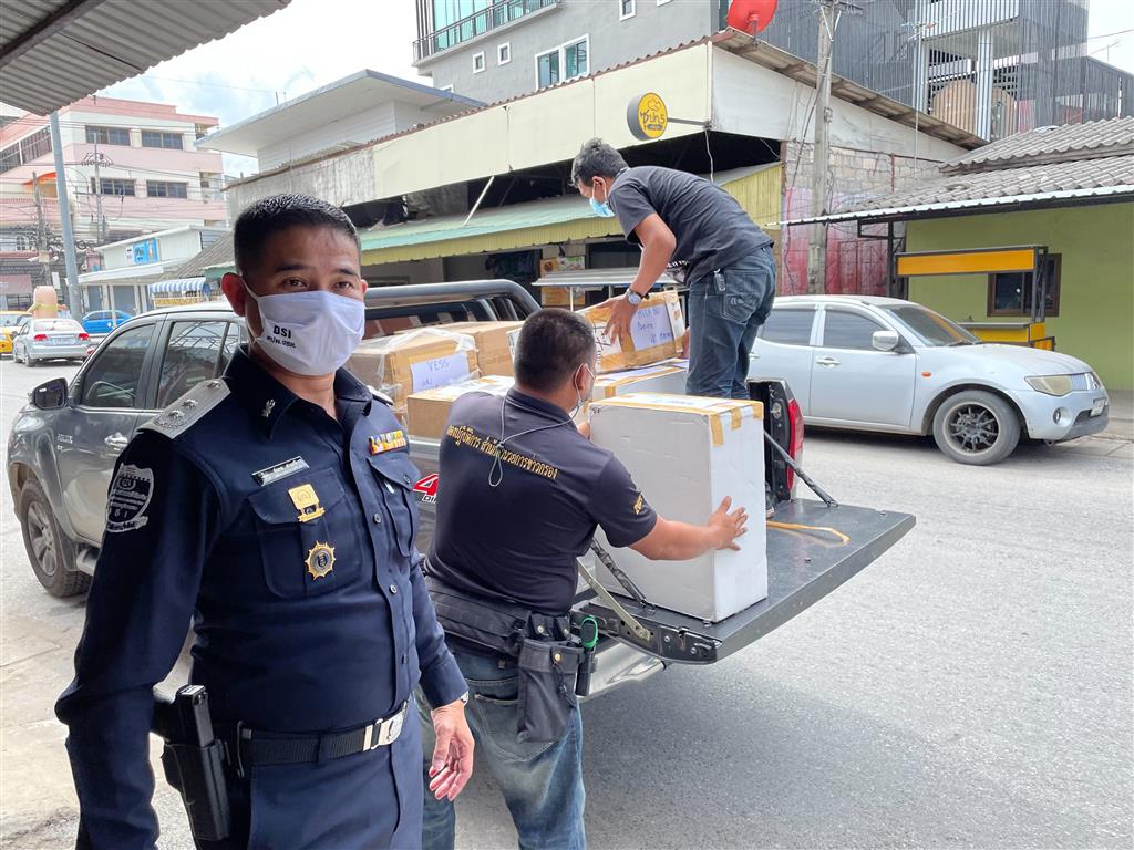 DSI joined forces with related agencies to search shops selling tax-evading cigarettes in Pattani Province