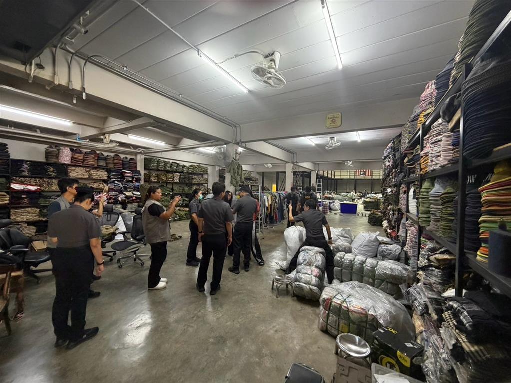 DSI บุกโกดังสินค้าปลอมแบรนด์ดัง ยึดกว่า 18,000 ชิ้น  มูลค่าความเสียหายกว่า 20 ล้านบาท