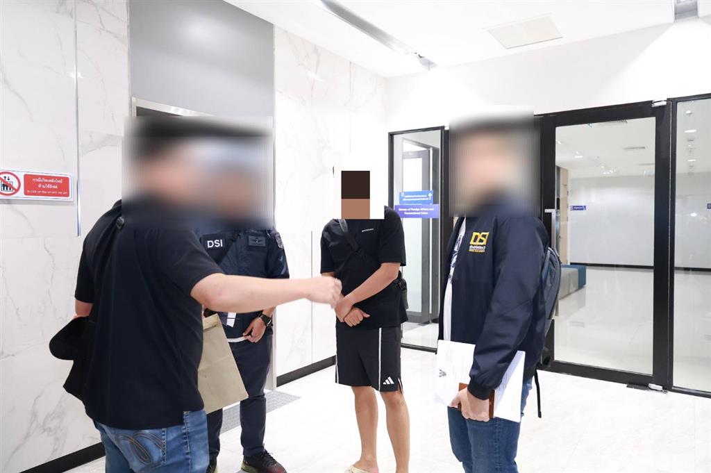 DSI จับกุม “โค้ชเจมส์” ผู้ต้องหาตามหมายจับคดีฉ้อโกงประชาชน หลังเดินทางกลับจากนครดูไบ