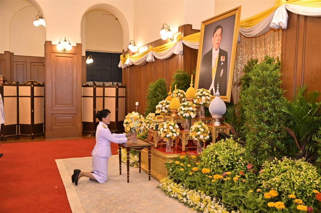 อธิบดีกรมสอบสวนคดีพิเศษ ร่วมลงนามถวายพระพร และถวายแจกันดอกไม้เบื้องหน้าพระบรมฉายาลักษณ์พระบาทสมเด็จพระเจ้าอยู่หัว เนื่องในโอกาสวันเฉลิมพระชนมพรรษา 28 กรกฎาคม 2569