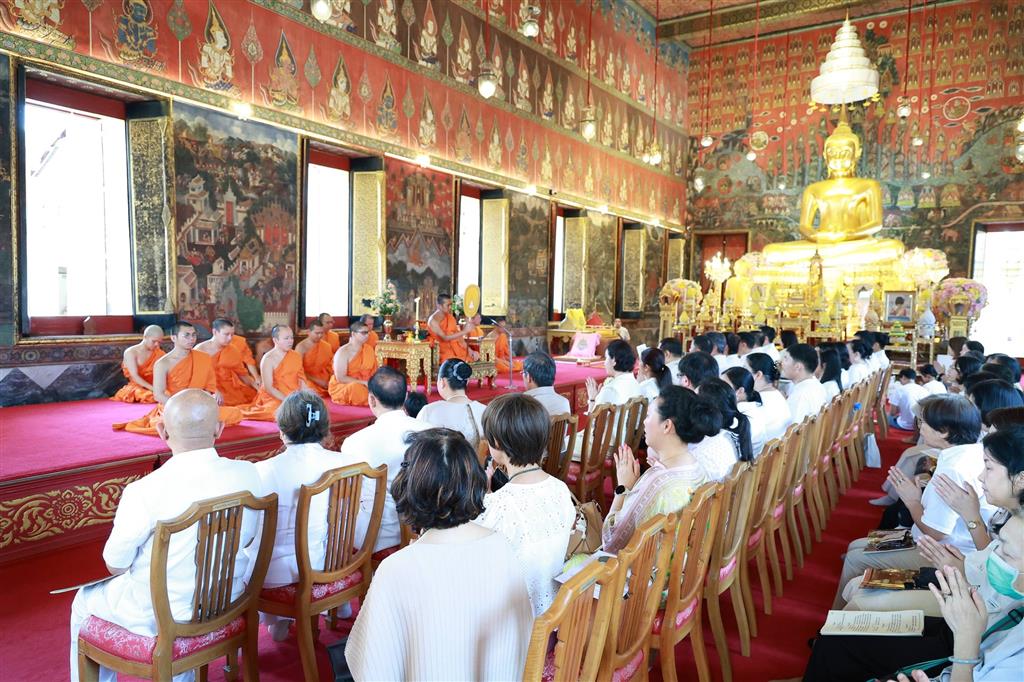 อธิบดีดีเอสไอร่วมรับฟังพระธรรมเทศนา และถวายสื่อความรู้กฎหมาย ณ วัดสระเกศราชวรมหาวิหาร