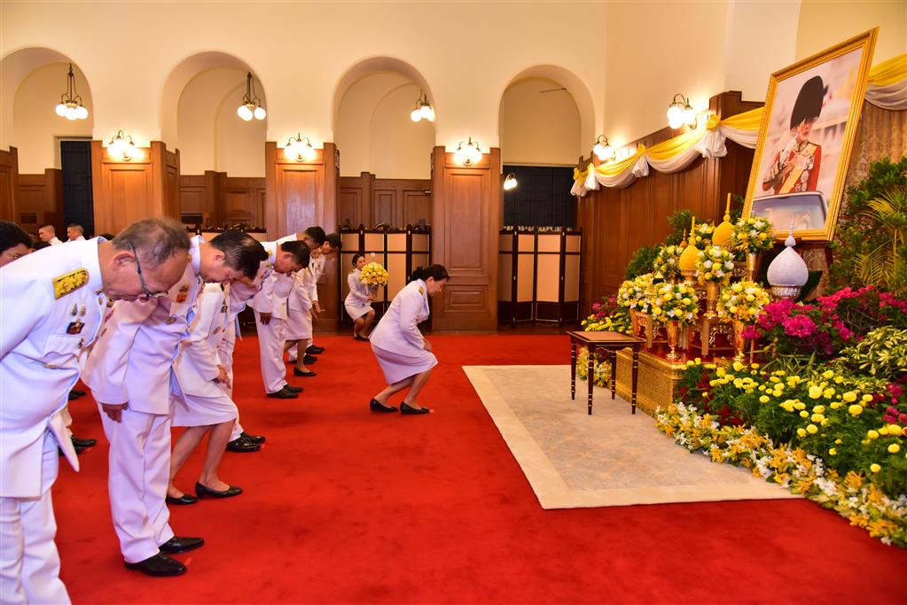 กรมสอบสวนคดีพิเศษ ร่วมลงนามถวายพระพร และถวายแจกันดอกไม้เบื้องหน้าพระบรมฉายาลักษณ์พระบาทสมเด็จพระเจ้าอยู่หัว เนื่องในโอกาสวันเฉลิมพระชนมพรรษา 28 กรกฎาคม 2568 