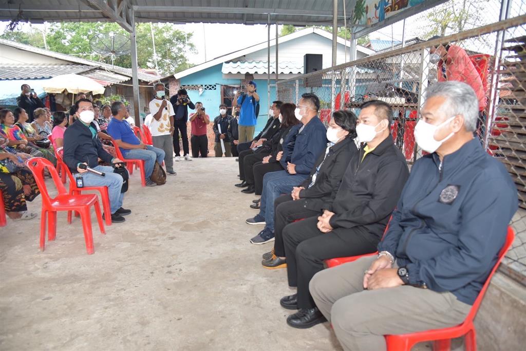Ministry of Justice executives visited Ban Rawai Sea Gypsy Community to inspect problems
