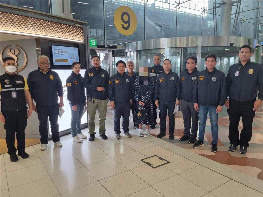 DSI and Immigration Division 2 Arrest Suspect in Money Laundering Case Linked to Online Gambling and Lottery Network "Go Fuk" Upon Return from England at Suvarnabhumi Airport